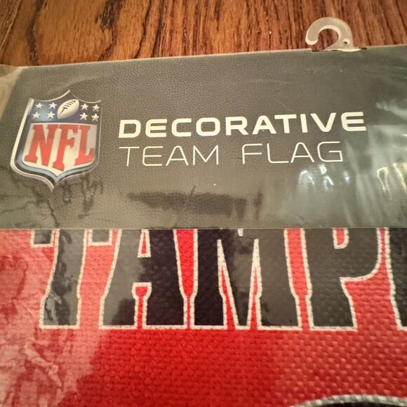 New In Package Tampa Bay Buccaneers 18" x 12.5" Embossed Suede Garden Flag NFL - Picture 5 of 10
